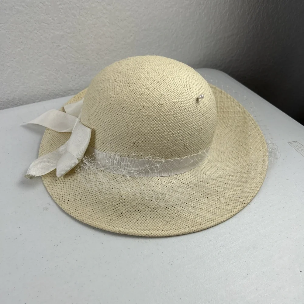 Elegant Womens Fedoria Straw Hat With White Netting Vintage